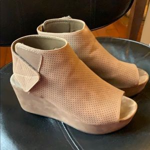 Pierre Dumas Wedge Sandals Tan 9M